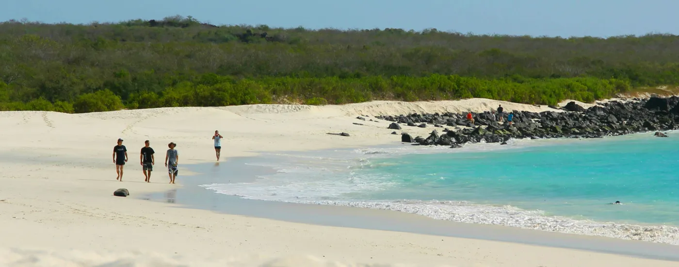 galapagos isabela strand mit leuten