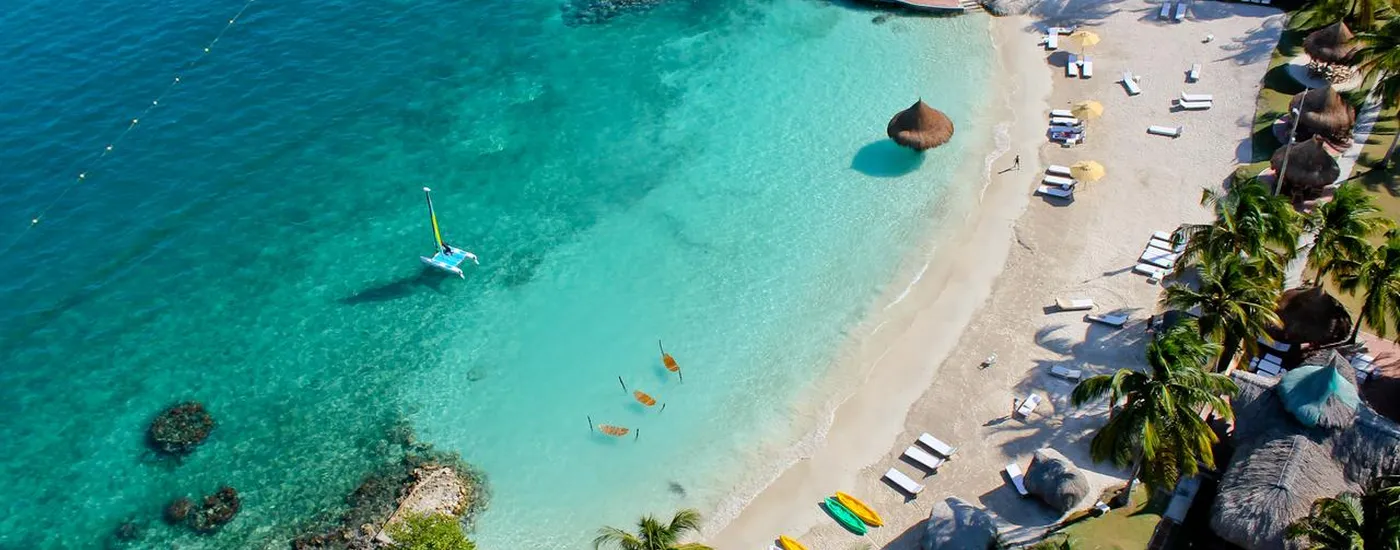 Kolumbien-Isla-Mucura-Hotel-Punta-Faro-Strand