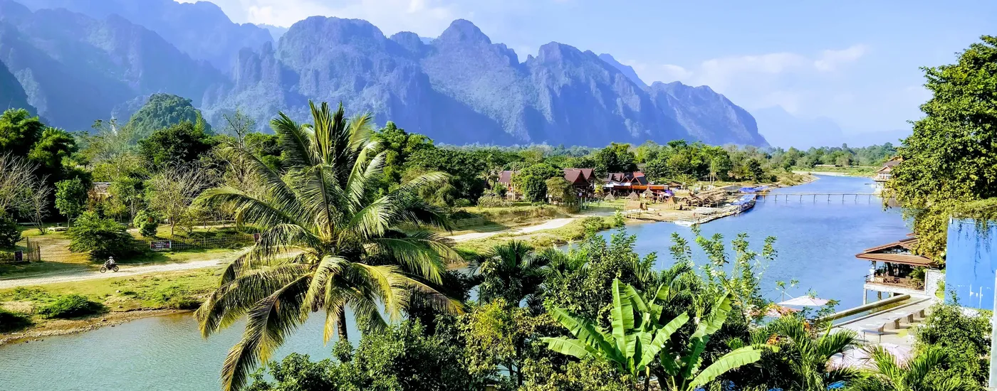 laos vang vieng fluss berge palmen dorf pascal muller iSz0IMtulos unsplash