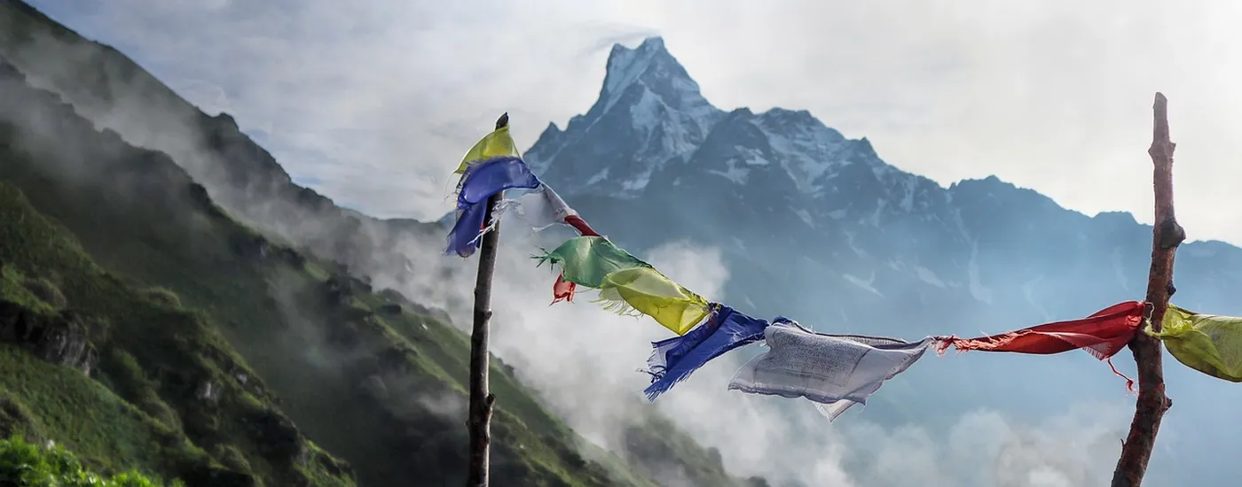 nepal pokhara berge himalaya gebetsfahnen natur trek pixabay mountain 7296962 1280