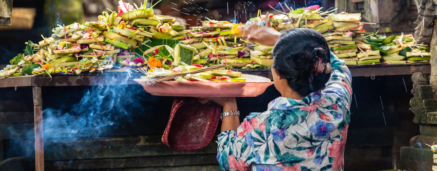 Indonesien Java Bali Mensch Opfergabe Kultur AdobeStock 371768542