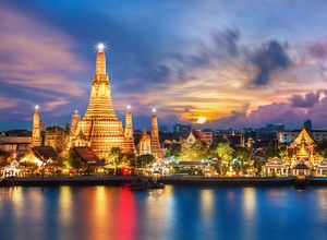 Thailand Bangkok WatArun Nacht AdobeStock 98443741