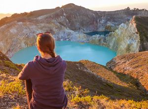 Indonesien-Kelimutu-Vulkan-Frau-Sonnenaufgang