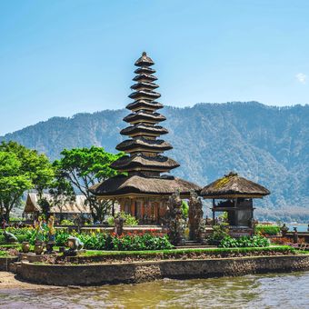 indonesien bali tempel see Pura Ulun Danu romeo a UXhECwQEHQA unsplash