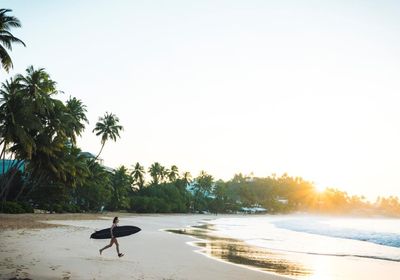 Sri Lanka Mirissa Strand Surfen Baden Sonnenuntergang