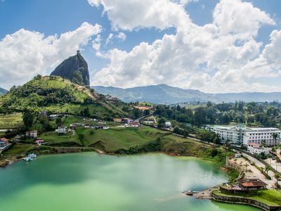 Kolumbien Medellin Luftaufnahme vom Guatape Stausee mit Penol iStock 1026871784