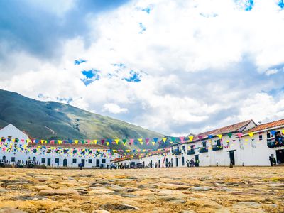 Kolumbien Villa de Leyva Dorfplatz mit bunten Wimpeln iStock 856909054