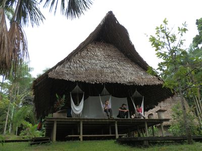 Kolumbien Amazonas Calanoa Lodge Gaeste entspannen in Haengematten-Latinconnect