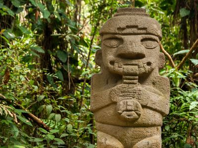 Kolumbien-San Agustin-Antike Statue spielt Floete-iStock-177750689