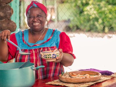 Kolumbien_ woman standing in her kitchen_AdobeStock_788653971