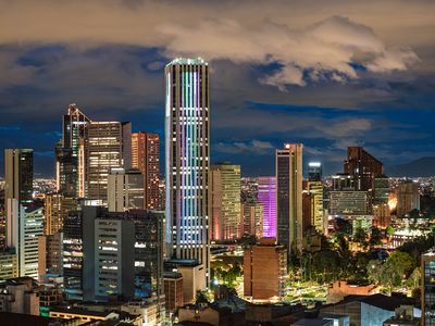 Kolumbien_Bogotá_Skyline bei Nacht_AdobeStock_288790064