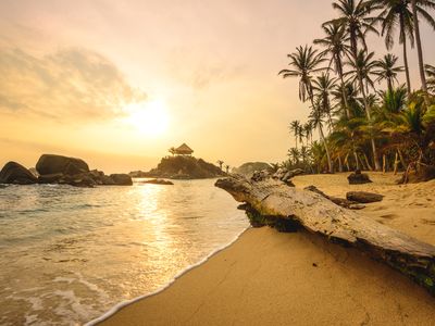 Kolumbien-Tayrona Nationalpark-Strand bei Sonnenaufgang-iStock-540132206