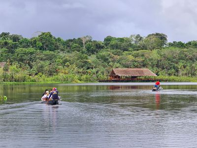 Ecuador-Sacha Lodge-Kanu-eigener Mitarbeiter