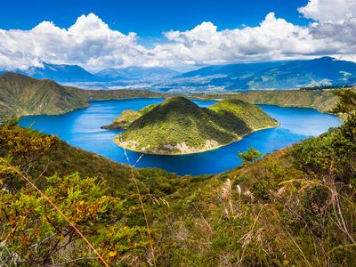 Ecuador-Otavalo-Lagune Cuicocha-iStock-909772060