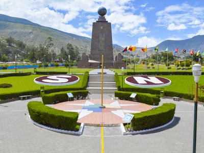 Ecuador-Quito-Mitad del Mundo-Aequatordenkmal-iStock-471049458