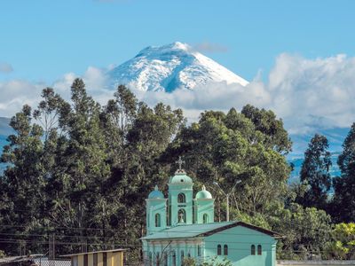 Ecuador-Vulkan Cotopaxi und San Jaloma Kirche-iStock-471790296