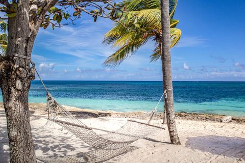 Kuba-Guardalavaca-Haengematte-istock-516364620