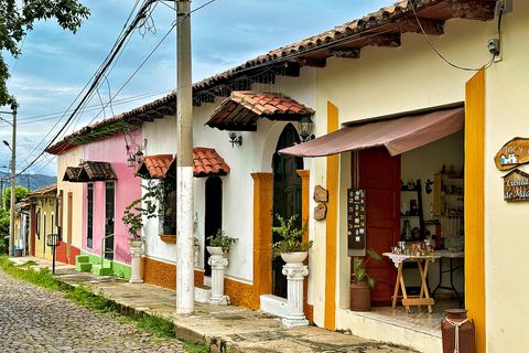 El Salvador_Suchioto_Häuser_MesoamericaTours
