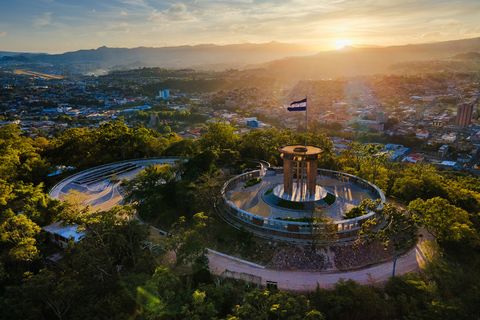 Honduras_Friedensdenkmal(MonumentoalaPaz)Tegucigalpa_MesoamericaTours