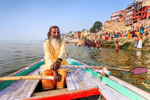 Indien Varanasi Ganges Guru Mann bunt Fluss Boot