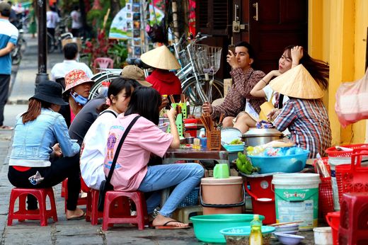 vietnam hanoi saigon streetfood menschen esse hocker