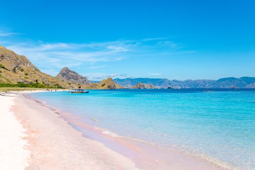 Indonesien-Flores-Komodo-National-Park-Pink-Beach-AdobeStock_1031639335