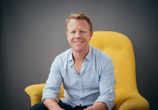 Ingo_Portraitfoto_gelberSessel