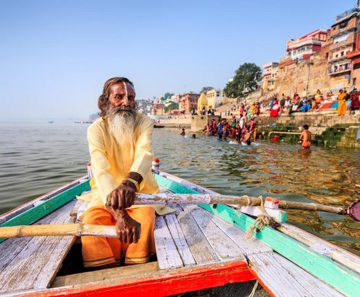 Indien Varanasi Ganges Guru Mann bunt Fluss Boot