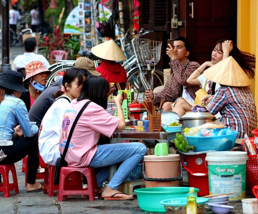 vietnam hanoi saigon streetfood menschen esse hocker