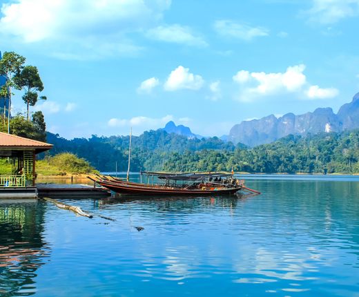 Thailand Khao Sok Nationalpark Fluss Boote AdobeStock 821744184