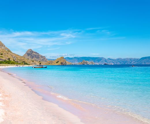 Indonesien-Flores-Komodo-National-Park-Pink-Beach-AdobeStock_1031639335