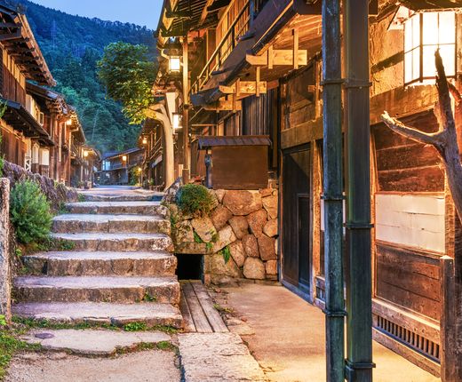 Japan_Tsumago_Beleuchteter Weg_Deposit