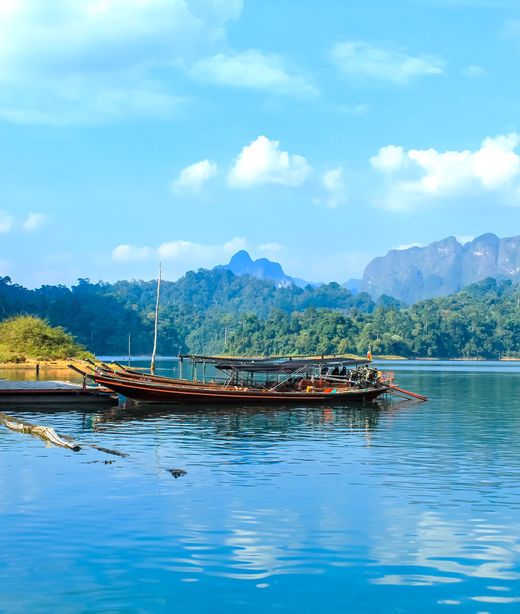 Thailand Khao Sok Nationalpark Fluss Boote AdobeStock 821744184