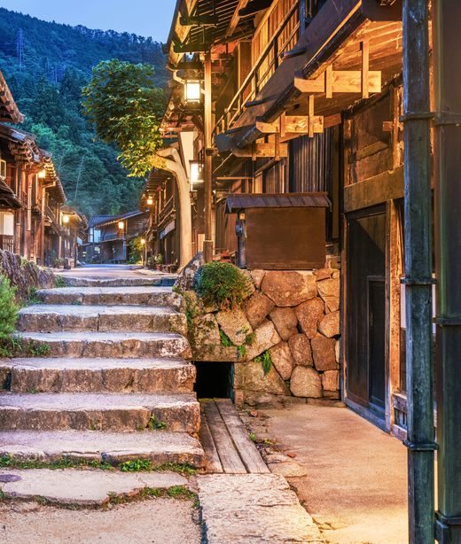 Japan_Tsumago_Beleuchteter Weg_Deposit