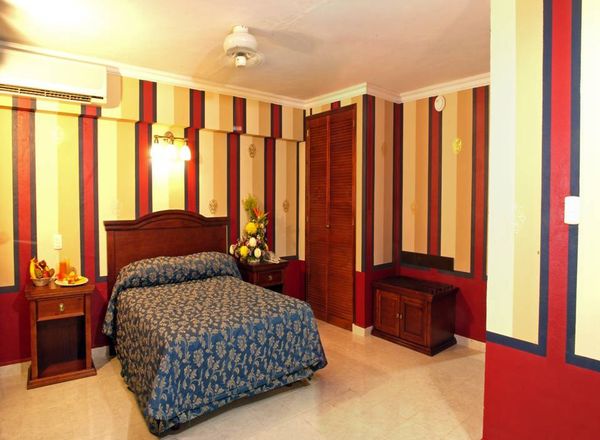 Hotel Plaza Colonial