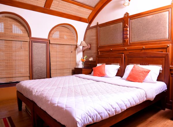 Deluxe Houseboat Alleppey
