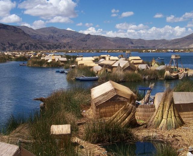 Schwimmende Schilfinseln uros im Titicacasee