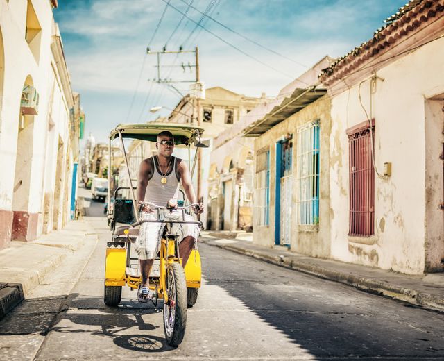 Kuba Santiago de Cuba Mann Bici Taxi iStock 649013036