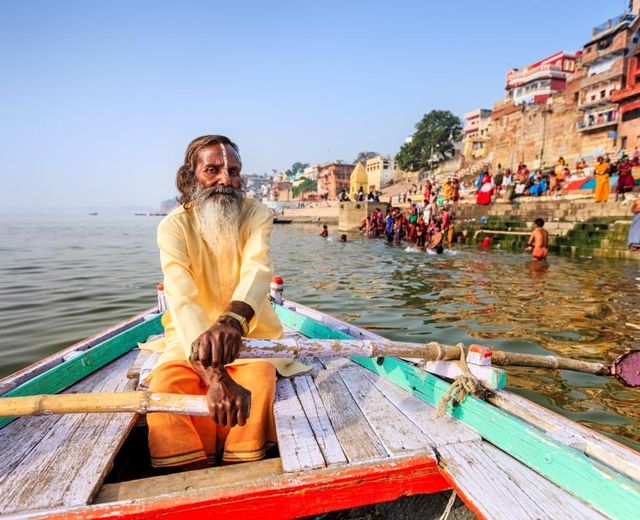 Indien Varanasi Ganges Guru Mann bunt Fluss Boot