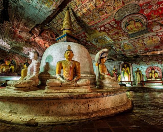 Sri Lanka Dambulla Hoehlentempel Statuen Reisespezialist
