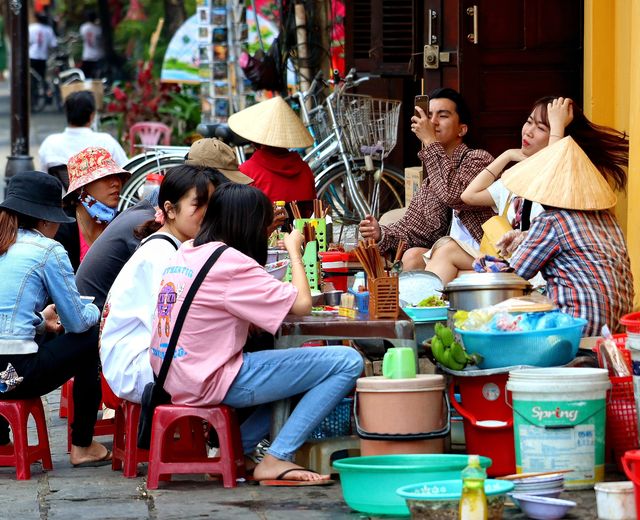 vietnam hanoi saigon streetfood menschen esse hocker
