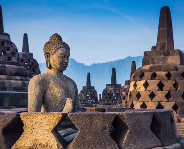 Buddha Statue und Stupa im Borobudur Tempel iStock 585488420
