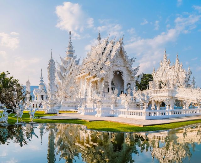Thailand ChiangRai Weißer Tempel Wat Rong Khun AdobeStock 683293496 (1)