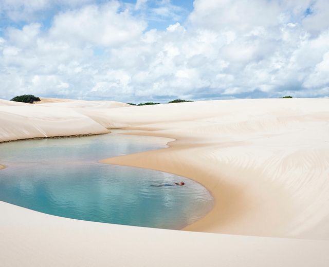 Brasilien Lençois Maranhenses Floating man AdobeStock 333179838 (2)