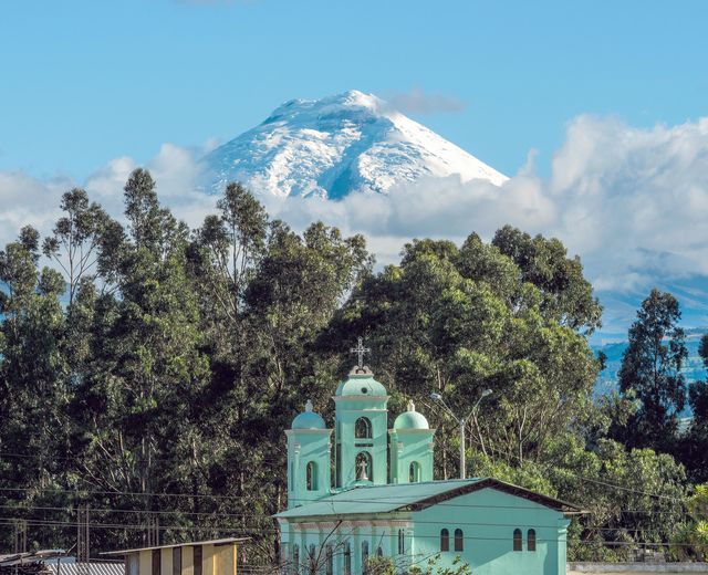Ecuador-Vulkan Cotopaxi und San Jaloma Kirche-iStock-471790296