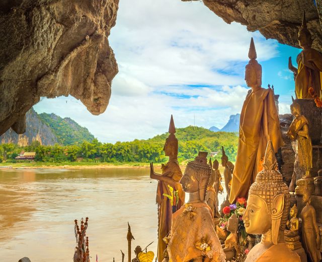 Laos_Pak Ou Cave1_AdobeStock_187552500