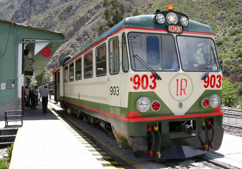 Zug der Inca Rail in der Station in Ollantaytambo, Peru