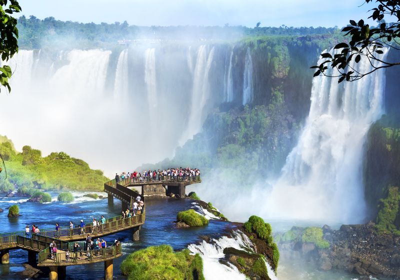 Argentinien Iguazu Wasserfälle Steg iStock 496540104