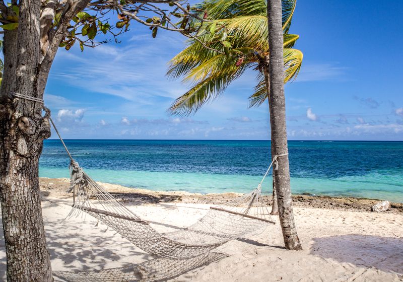 Kuba-Guardalavaca-Haengematte-istock-516364620