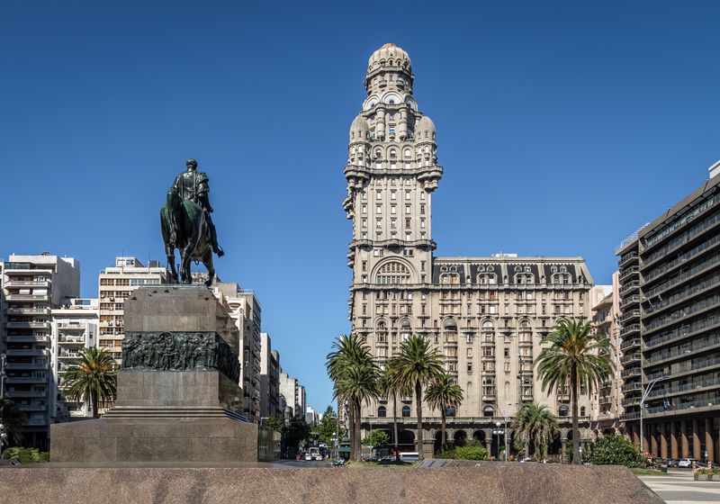 Uruguay Montevideo Plaza Independencia iStock 823623444